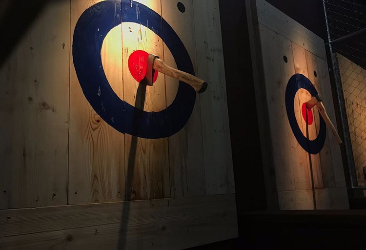 7 Reasons Why Axe Throwing Is A Fun Activity
